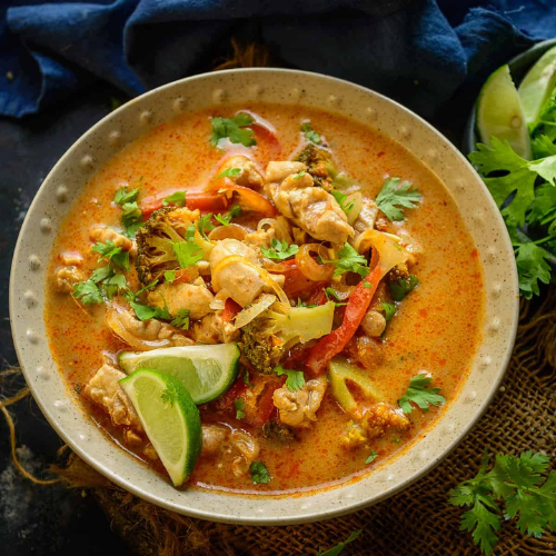 Free Range Thai Red Chicken Curry with Fresh Basil, Broccoli & Bamboo Shoots 400g